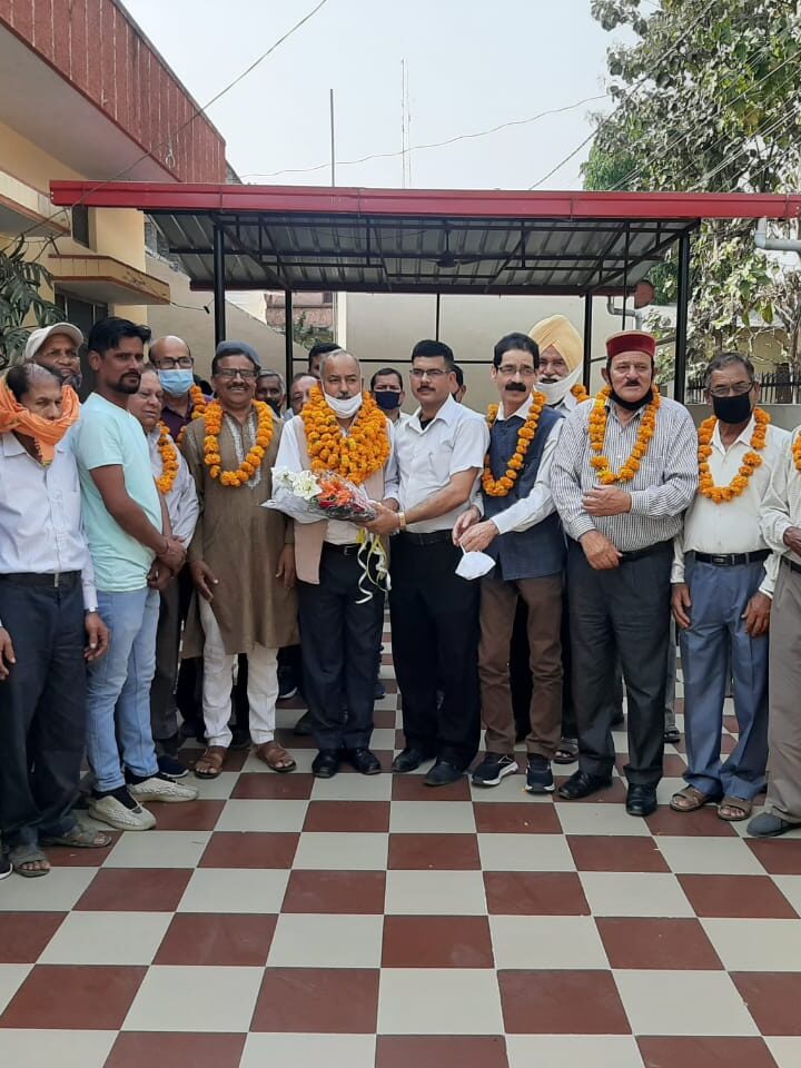 डिप्लोमा कोर्सेज शुरू कराने पर मोर्चा अध्यक्ष का कर्मचारियों ने किया अभिनंदन