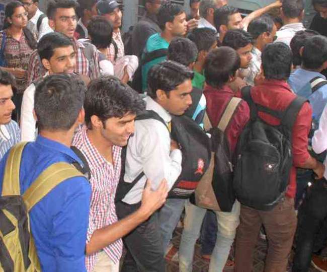 रोजगार ढूंढते बेरोजगार पहाड़ के युवा  सरकार 36 हजार पद रिक्त 14 विभागो में संभाले इंतजार कर रहे पता नही किस का इंतजार है ।