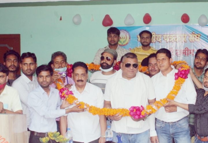 महुआखेडागंज मे प्रथम बार पहुँचने पर प्रदेश अध्यक्ष समीम दुर्रानी का पत्रकारो द्वारा जोरदार स्वागत किया गया
