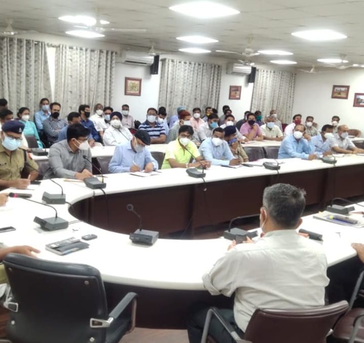 जिलाधिकारी क़ी अध्यक्षता में कोविड-19 कोर ग्रुप की बैठक संपन्न हुई -झांसी यूपी