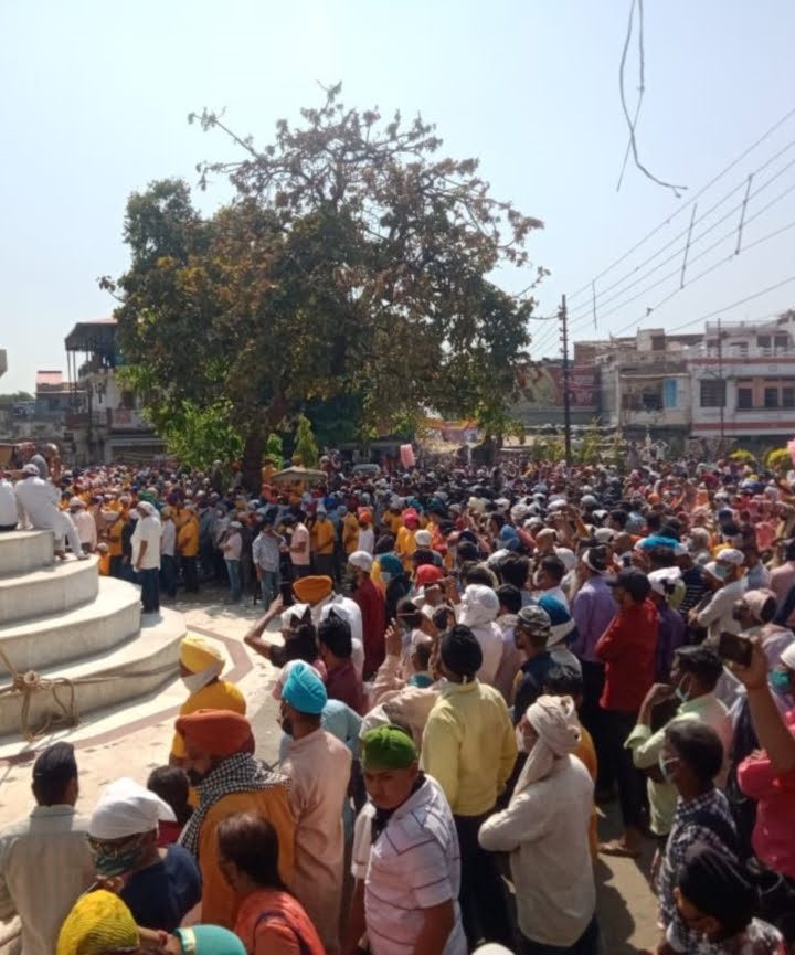 शुक्रवार को झंडे जी का भव्य आरोहण हो गया। इस दौरान दरबार साहिब जाने वाले मार्गों पर यातायात प्रतिबंधित रहा।