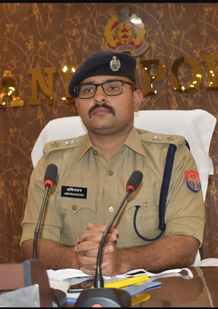नवागंतुक पुलिस अधीक्षक बाँदा अभिनंदन द्वारा ग्रहण किया गया जनपद का चार्ज। बाँदा पुलिस के समस्त राजपत्रित अधिकारियों सहित थाना प्रभारियों को दिए गए आवश्यक दिशा निर्देश।