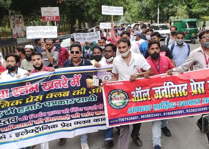 उत्तर प्रदेश में पत्रकारों की लगातार हो रही हत्याओं के विरोध में कानपुर के दो संगठन एक साथ सड़को पर उतरे