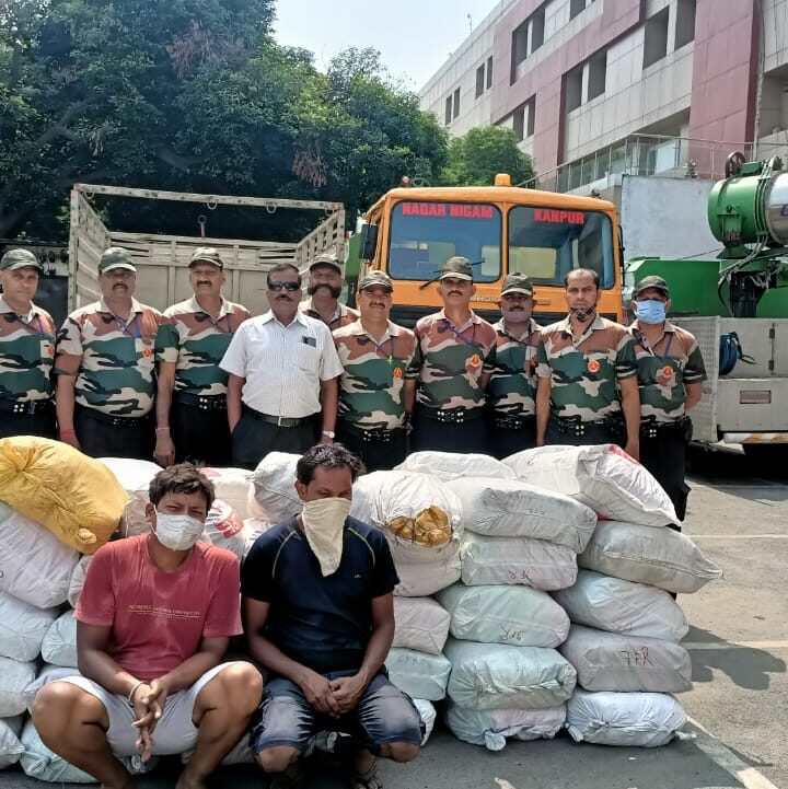 64 बोरों में 16 क्विंटल (1,600 किलो) प्रतिबंधित पॉलीथिन कैरीबैग नगर निगम कानपुर के प्रवर्तन दल ने पकड़ा