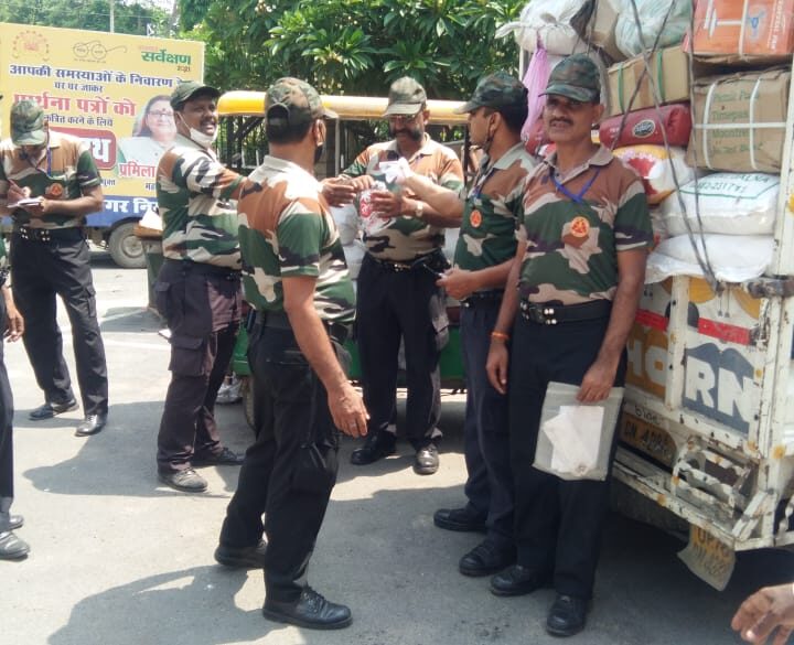 नगर निगम प्रवर्तन टीम ने नाके लगा एक लोडर  और एक ई रिक्शा  पकड़ा जिसमें कुल 360 किलो प्रतिबंधित पॉलीथिन कैरीबैग और प्लास्टिक चम्मचें पकड़ी। कानपुर