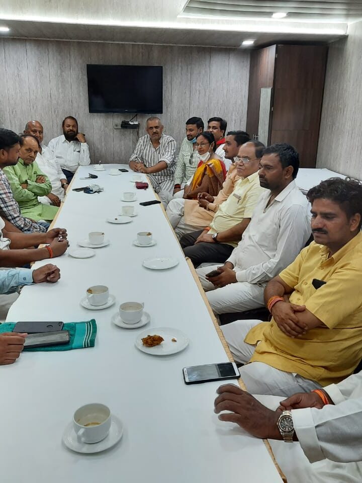शहर के समाजवादी पार्टी के वरिष्ठ नेताओं की एक बैठक आयोजित हुई जिसमे जिला पंचायत अध्यक्ष के चुनाव के मुद्दे पर प्रमुख रूप से चर्चा हुई-कानपुर यूपी