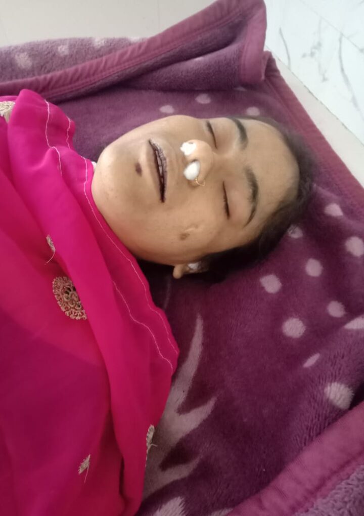 पति द्वारा तेजाब पिलाकर की गई सनसनी खेज हत्या कांड का मामला लीपापोती में जुटी पुलिस। राजनैतिक पकड और पैसों के दम पर उनको नहीं मिल पा रहा बहू बेटियों को न्याय आजाद घूम रहे अपराधी