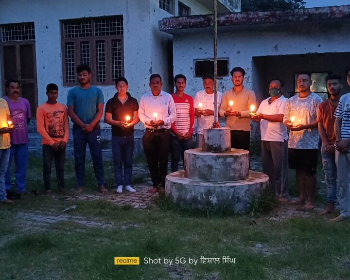 वाल्मीकि धर्मशाला में कारगिल विजय दिवस के उपलक्ष्य में वीर शहीदों की याद में मोमबत्तियां एवं दीप प्रज्वलित कर श्रद्धांजलि दी -महर्षि वाल्मीकि सेना