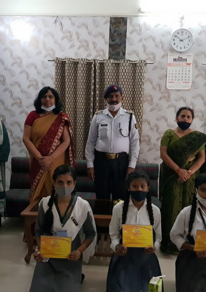 सड़क सुरक्षा सप्ताह में छात्राओं को किया गया पुरस्कृत