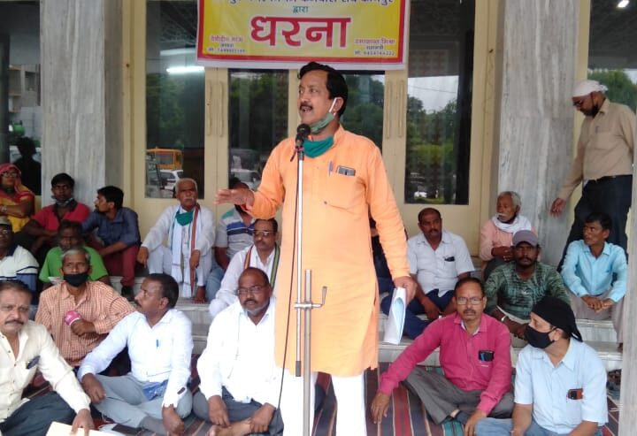 कानपुर नगर निगम कर्मचारी संघ द्वारा नगर निगम गेट पर दिया गया धरना -नगर आयुक्त के माध्यम से नगर विकास मंत्री व अपर मुख्य सचिव नगर विकास को संबोधित ज्ञापन सौंपा।