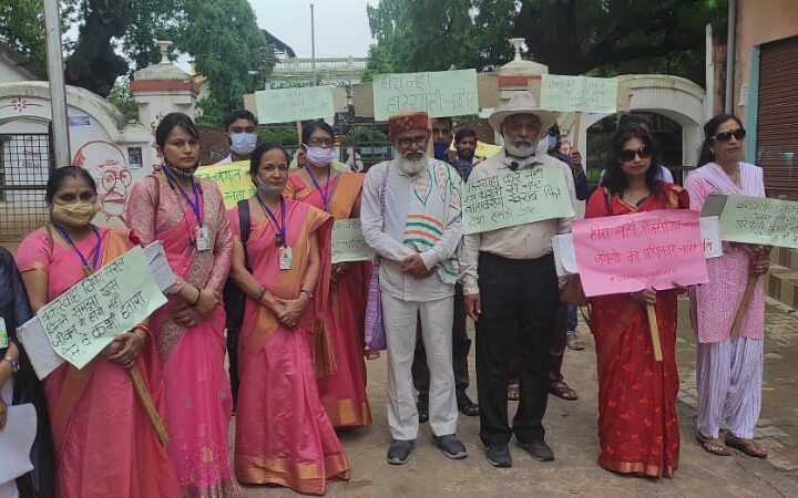 डॉक्टर धर्मद्र कुमार की अध्यक्षता नेतृत्व में बक्सवाहा जंगल बचाओ अभियान के तहत निकली गई रैली मानव श्रंखला बना विरोध जताया गया