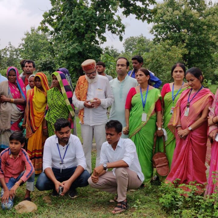 बक्सवाहा जंगल बचाओ अभियान का तीसरा दिन।रक्षासूत्र और पेड़ो से चिपक कर पेड़ न काटने का दिया संदेश