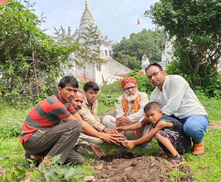 सिद्ध क्षेत्र नैनागिरी में वृक्षारोपण कर दिया प्रकृति के सिंगार और संरक्षण का संदेश