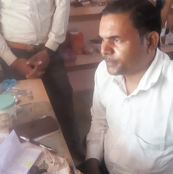 झोला छाप डाक्टरो के क्लानिको मे हो रहा गंभीर मरीजो के जनजीवन से खिलवाड इलाजजिम्मेदार मौन कर रहे गंभीर घटनाओं का इंतजार