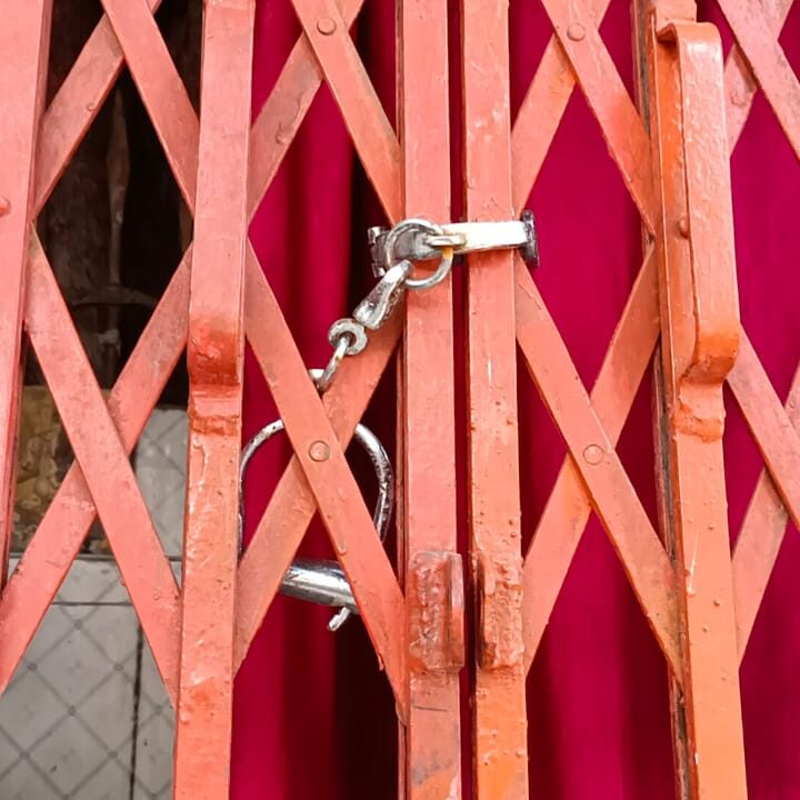 भगवान के मन्दिर में पुलिस ने लगाई हथकडी