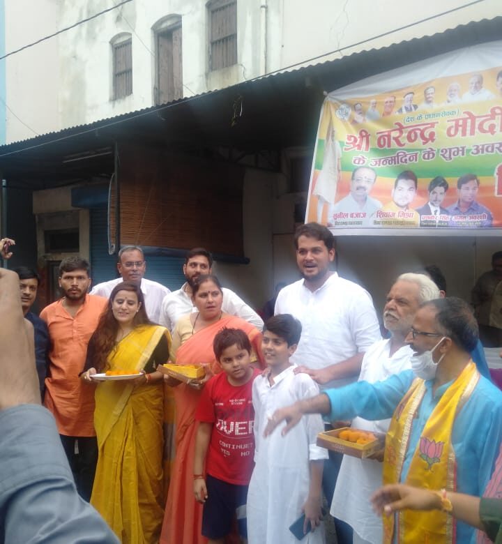 प्रधान मंत्री नरेंद्र मोदी का 71 वे जन्मदिन मनाया गया कानपुर युवा मोर्चा जिलामंत्री द्वारा