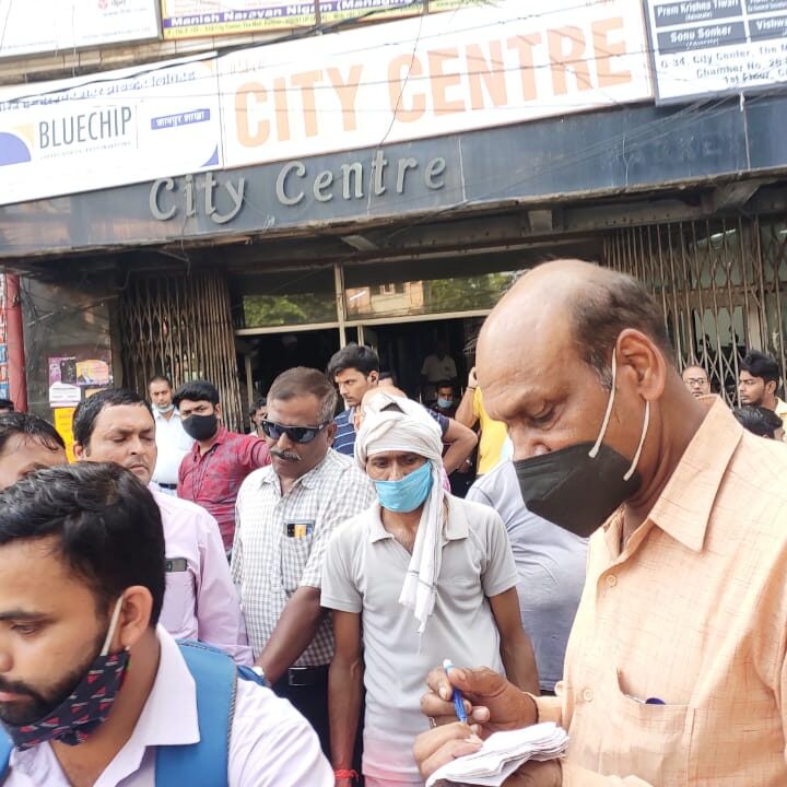 सिटी सेंटर में दोपहिया वाहनों से पार्किंग शुल्क के नाम से 15 रुपए प्रति वाहन के दर से अवैध वसूली का धंधा चल रहा था नगर निगम का छापा-कानपुर