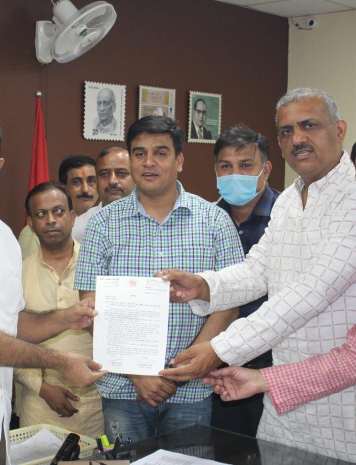 पुलिस द्वारा चौराहों पर फोटो खींचकर जबरन चालान कर जनता का उत्पीड़न व दुर्व्यवहार के संबंध में पुलिस कमिश्नर को ज्ञापन