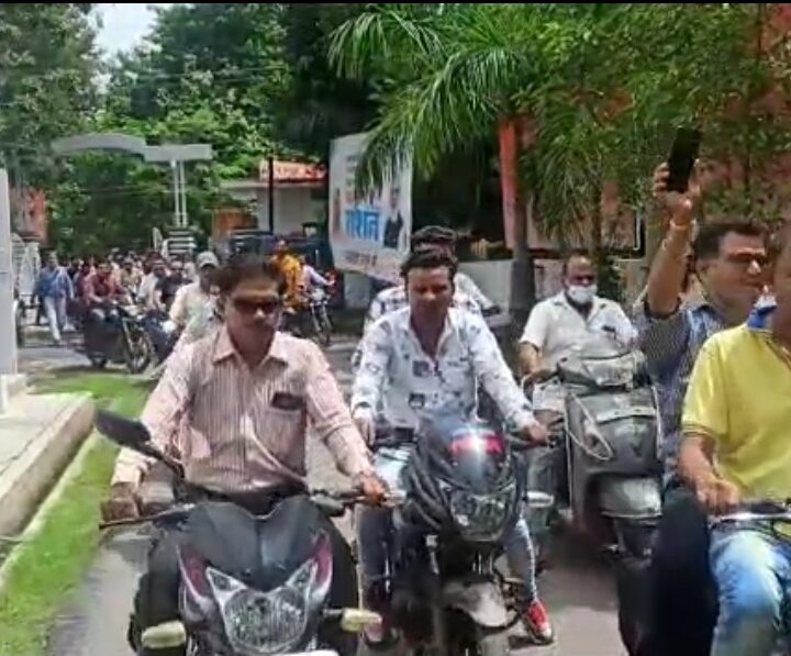 पत्रकारों ने पुलिस के खिलाफ़ नारेबाजी कर किया प्रदर्शन । मांग अपर पुलिस अधीक्षक पर की जाए कारवाई: प्रेस क्लब
