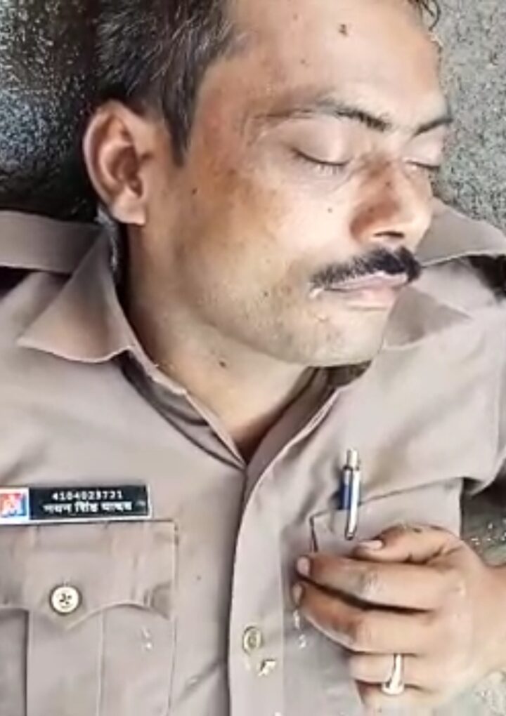 खाकी वर्दी को शर्मसार कर रहा वर्दीधारी होमगार्डनौबस्ता थाना क्षेत्र के दांसू कुआ इलाके में नशेबाज होमगार्ड का वीडियो सोशल मीडिया पर हुआ वायरल ।
