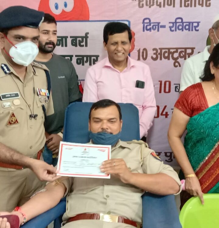 बर्रा थाने में लगा रक्तदान शिविर, पुलिस कमिश्नर ने किया रक्तदान
