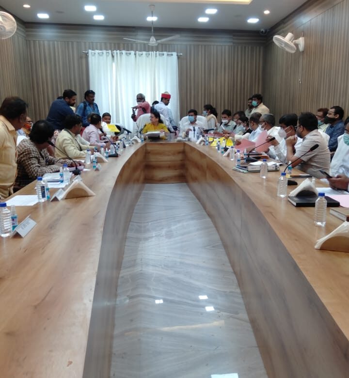 नगर निगम में आज महापौर हाल में कार्यकारी के लोगों की मीटिंग सम्पन हुई-कानपुर