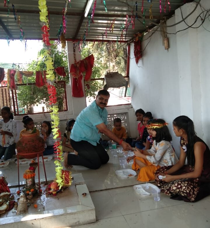 पनकी थाने द्वारा मंदिर में कन्या झीमाई (पंगत में भोजन दान)गई नवरात्रि के उपलक्ष्य में -कानपुर