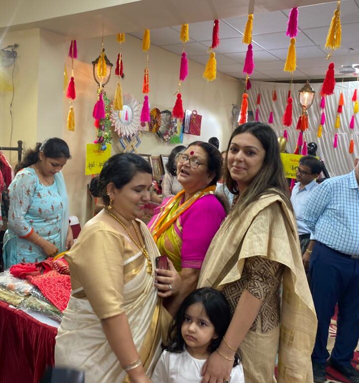 करवा चौथ त्यौहार बाजार का आयोजन कविता कोटवानी कपूर और निकिता पुनीत कोटवानी ने अपने स्वर्गीय पिता रमेश कोटवानी की याद में करवा चौथ त्यौहार बाजार का आयोजन किया
