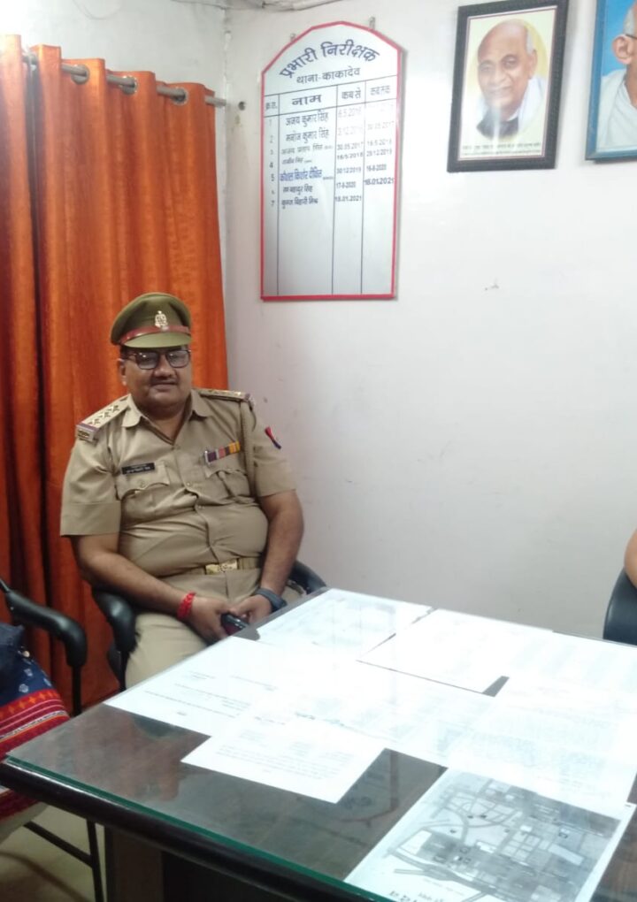 थाना काकादेव के प्रभारी कुंज बिहारी मिश्रा द्वारा C S E बोर्ड में हाई स्कूल की टॉपर मनस्वी सबरवाल का सम्मान किया गया-कानपुर