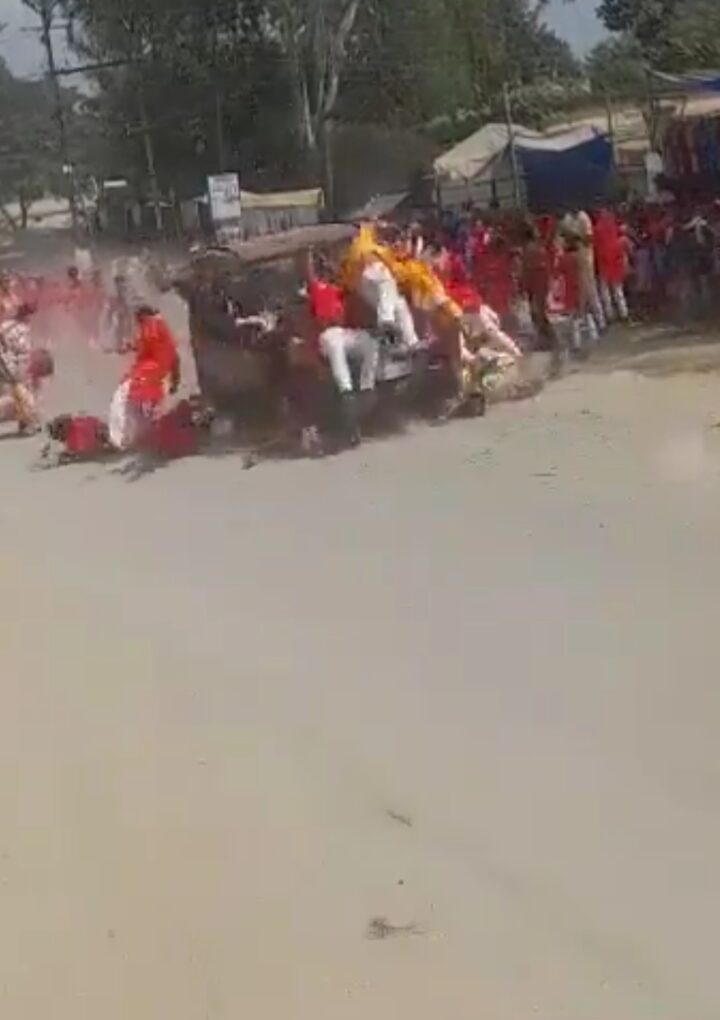 गांजे से भरी तेज रफ्तार कार ने मूर्ति विसर्जन करने जा रहे भक्तों को कुचला 1 की मौत 16 घायल बताए जा रहे।गुस्साए ग्रामीणों ने गाड़ी को लगाई आग -छत्तीसगढ़