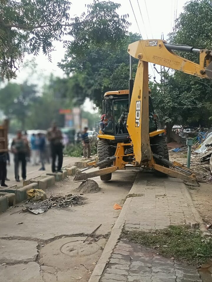 नगर निगम जोन 6 में थाना नवाबगंज चौकी एच बी टी यू क्षेत्र अंतर्गत केसा चौराहा से सूर्य बिहार तक सड़क के एक ओर लेकर केशा कालोनी तक नगर निगम का चला बुलडोजर, विकास नगर से चिड़ियाघर तक अफरा तफरी का माहौल दिखा।