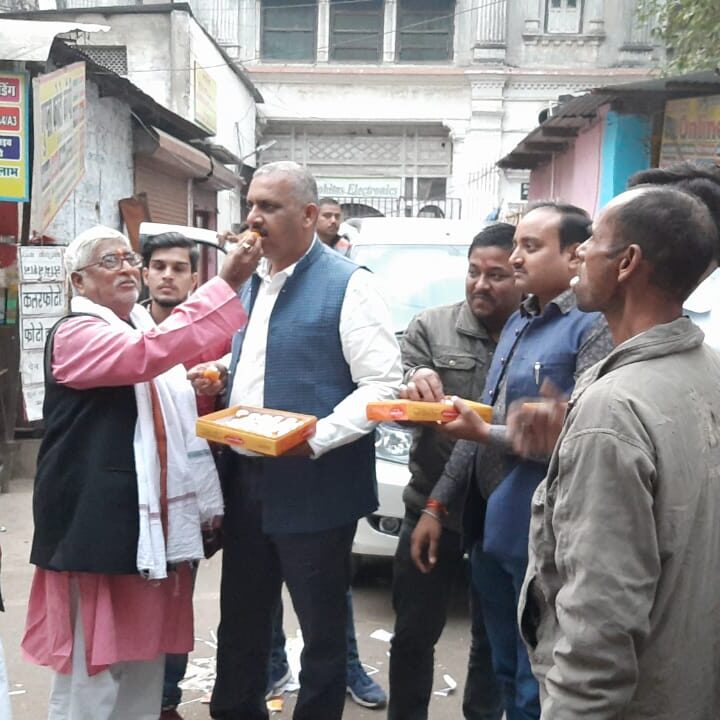प्रधानमंत्री द्वारा कृषि काले कानूनों को वापस लेने पर विधायक अमिताभ बाजपेई के कार्यालय कचहरी में विपक्षी दलों द्वारा मिठाई वितरण कर खुशी का इजहार किया गया।