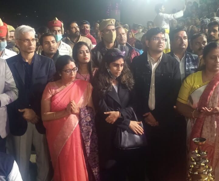 अटल घाट में गुरु पूर्णिमा एवं देव दीपावली के पावन पर्व पर गंगा आरती के कार्यक्रम का आयोजन अटल घाट पर कराया गया ।