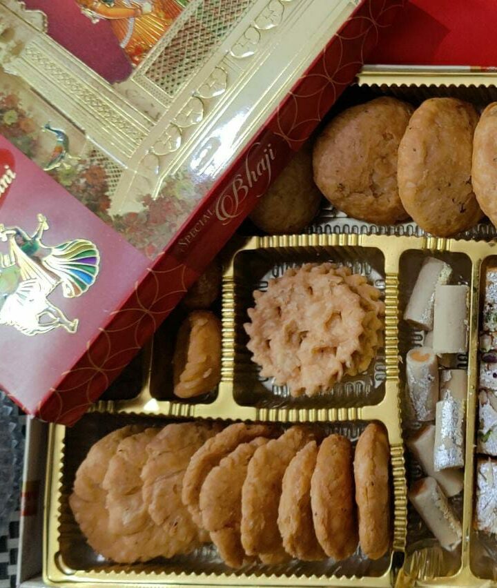 बायना ,, उत्तरभारत में विवाह या अन्य मांगलिक कार्यों के पश्चात दिए जाने वाले खाद्य पदार्थों का संकलन