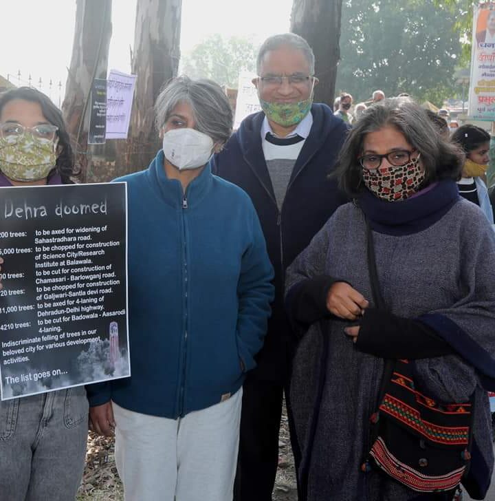 ये रहबर आज भी कितने पुराने लगते हैं कि पेड़ दूर से रस्ता दिखाने लगते हैं अभिषेक बिश्नोई के वाक्य देहरादून में प्रवेश करते ही अहसास कराने लगते है मील के पत्थर की तरह