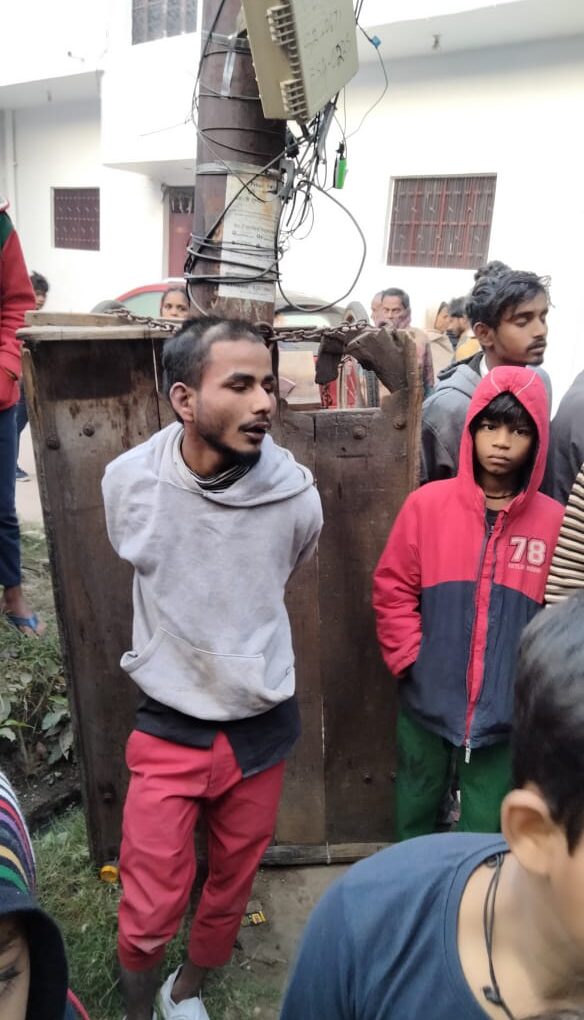 भीड़ का अमानवीय चेहरा आया सामने। मध्य रात्रि घर मे घुसे चोर को पकड़ कर भीड़ ने दी तालिबानी सजा। कानपुर