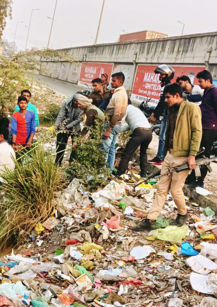 गहरे गड्ढे में गिरी गाय को ग्रामीणों और पुलिस की मदद से सही सलामत निकाला बाहर – सचेंडी कानपुर