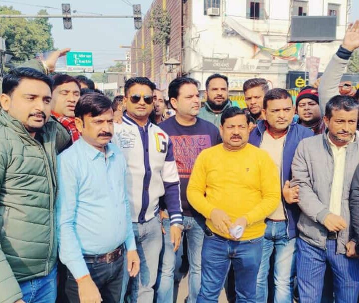 लखीमपुर में पत्रकारों के साथ अभद्रता पर कानपुर प्रेस क्लब का केंद्र गृह राज्य मंत्री टेनी अजय मिश्र का पुतला दहेन