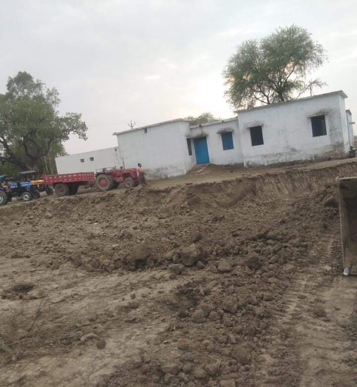 जनपद महोबा के ग्राम अकबई में भूमाफिया द्वारा किया गया लाखों का अवैध मिट्टी खनन ।।