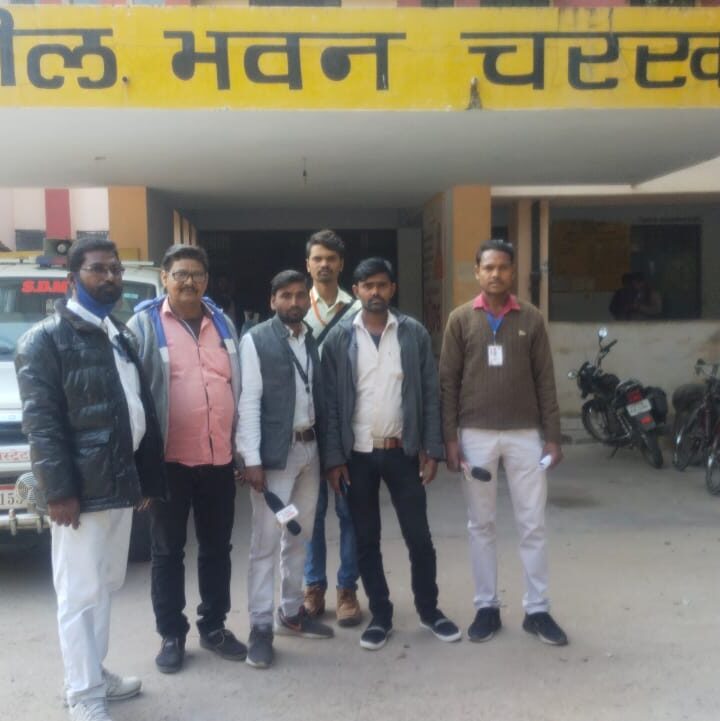 पत्रकारों के साथ बदसलूकी, धमकी ,अभद्र भाषा का प्रयोग व पत्रकार उत्पीड़न रोकथाम के लिए राष्ट्रीय मीडिया संघ के द्वारा उप जिलाधिकारी को शिकायत पत्र सौंपा गया————