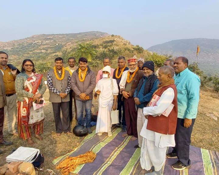 मटका विधि से विपुलाचल पर्वत पर पौधरोपण