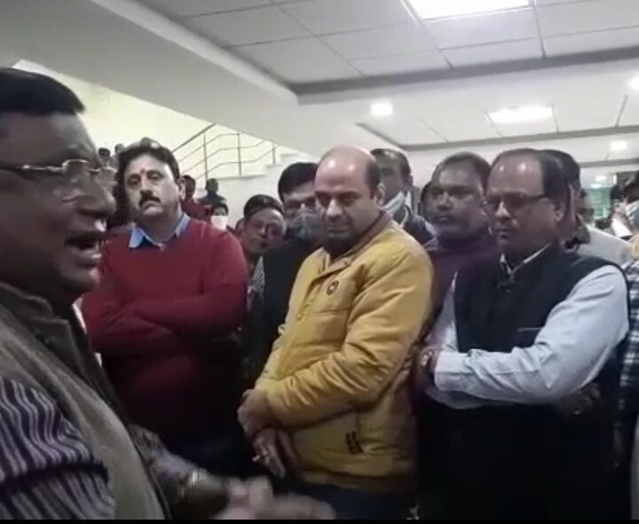 केडीए कर्मचारी हुए लामबंद, पत्रकारों को बताया दलाल – कानपुर