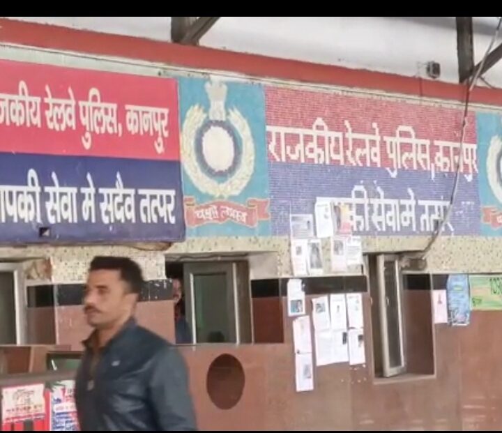 बेटी बचाओ बेटी पढ़ाओ का नारा देती है तो वही कानपुर सेंट्रल की जीआरपी पुलिस सूबे के मुखिया के इस नारे को पलीता लगती नजर आ रही है। बेटी से बैग छीन लिया