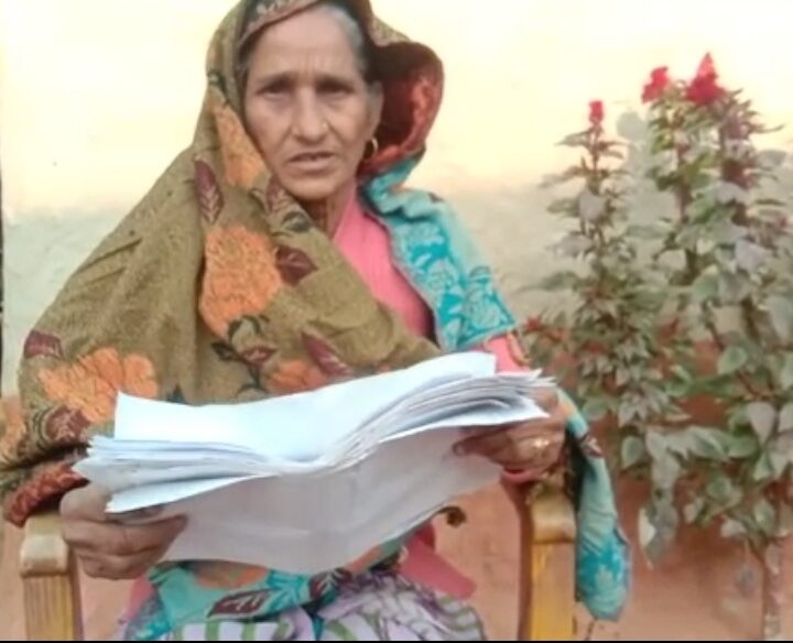 न्याय के लिए तीन वर्ष से दर दर भटक रही बिलग्राम थाना क्षेत्र के जफरपुर गांव की दिव्याग विधवा महिला उर्मिला देवी पत्नी रामेंद्र सिंह पीड़ित महिला को अभी तक नही मिला न्याय
