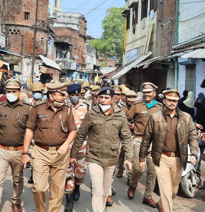 एसीपी सीसामऊ ने क्षेत्र में फोर्स के साथ किया फ्लैग मार्च* कानपुर