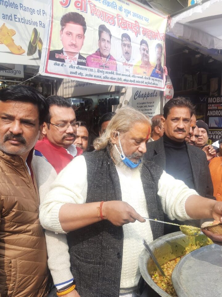 संकल्प-समर्पण संस्था के अध्यक्ष राजेंद्र गुप्ता एडवोकेट द्वारा संक्रांत के खिचड़ी पर्व में चाय और खिचड़ी का भंडारा आयोजित हुआ कानपुर