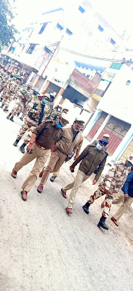 एसीपी स्वरूप नगर व काकादेव पुलिस ने क्षेत्र में किया फोर्स के साथ फ्लैग मार्च