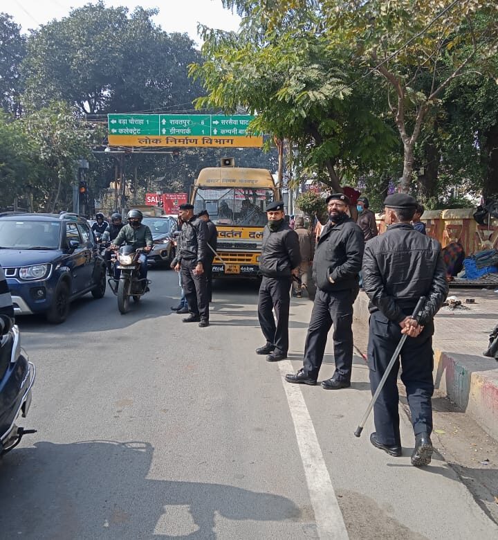 कैटल कैचिंग विभाग द्वारा नगर निगम ने वीआईपी रोड से ननराव पार्क नयागंज कानपुर में आवारा पशुओं की धर पकड़ की