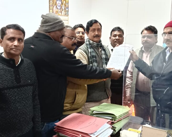 कानपुर नगर निगम कर्मचारी संघ कानपुर का एक शिष्टमंडल मुख्य वित्त लेखाधिकारी से मिलकर नगर निगम में चयनित संविदा सफाई कर्मचारियों को महंगाई भत्ता को वेतन में लगाए जाने की मांग की है।*