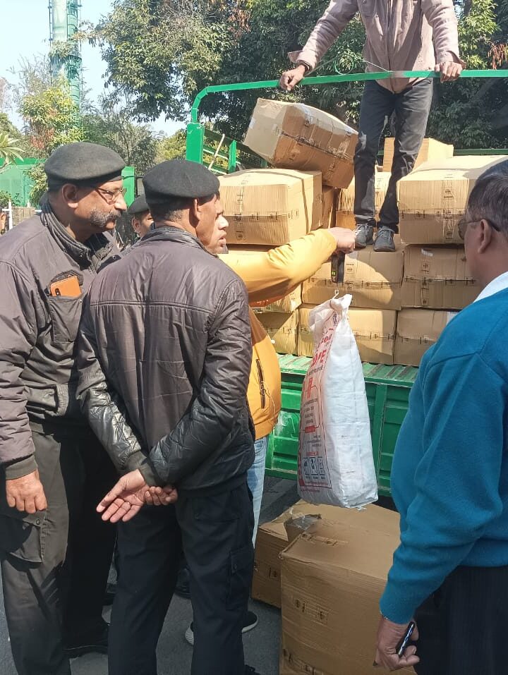 प्रवर्तन दल ने दादानगर क्रॉसिंग पर एक विक्रम लोडर  पकड़ा जिसमे प्रतिबंधित प्लास्टिक के ग्लास और चम्मच लोड थे।